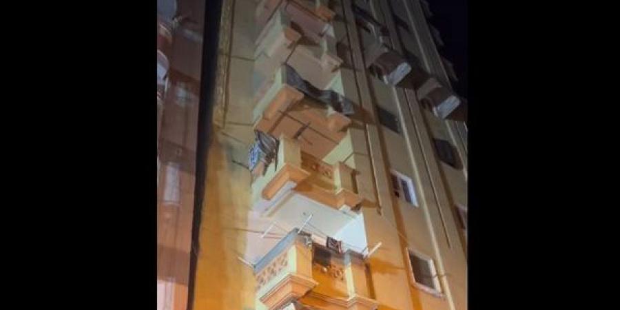 "ربنا يستر"، ميل عقار الإسكندرية يثير المخاوف والأهالي يحذرون من كارثة جديدة في الحضرة (فيديو)