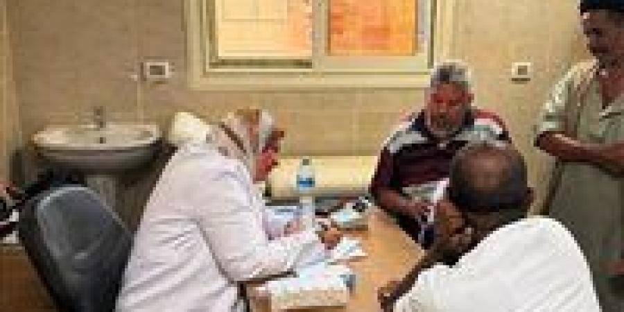 قافلتان طبيتان شهريًا لبدو وادي العلاقي بأسوان