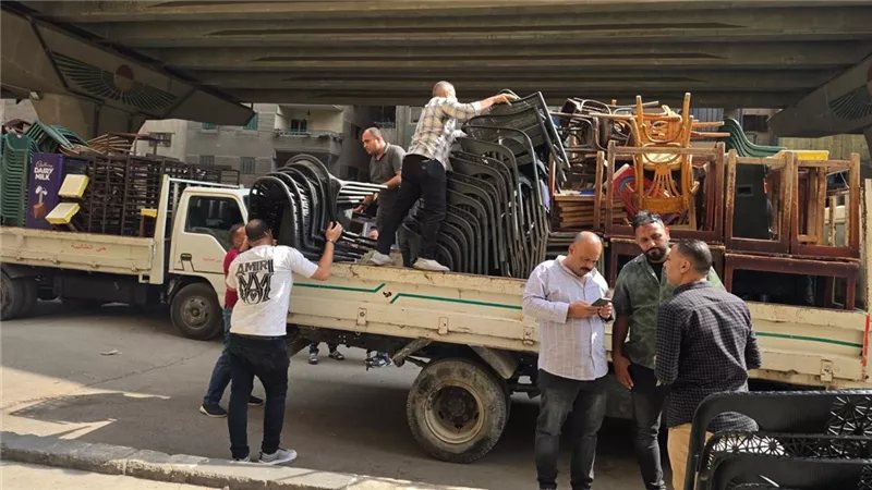 محافظ الجيزة يوجّه بغلق المقاهي المخالفة وإزالة بؤر القمامة بعدة شوارع