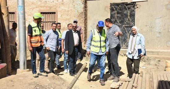 رئيس مياه الأقصر يتفقد أعمال الصرف الصحي المتكامل بكلستر الدبابية.. صور