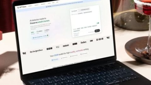 ضبط سطوع شاشة اللاب توب على 100%.. مخاطر على العين لا تتوقعها