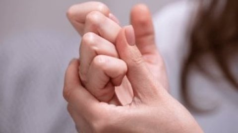 فرقعة الأصابع لا تسبب الخشونة.. 5 خرافات شائعة عن التهاب المفاصل