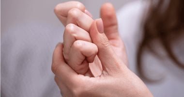 فرقعة الأصابع لا تسبب الخشونة.. 5 خرافات شائعة عن التهاب المفاصل
