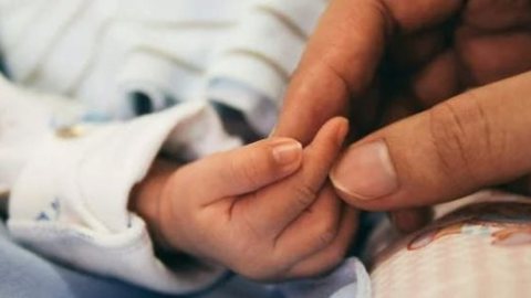بعد 23 عامًا من تجميد أنسجة المبيض.. ناجية من السرطان تنجب