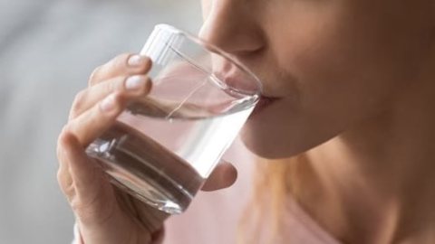 5 مفاهيم خاطئة عن شرب الماء.. هل تحتاج فعلًا إلى 8 أكواب يوميًا؟