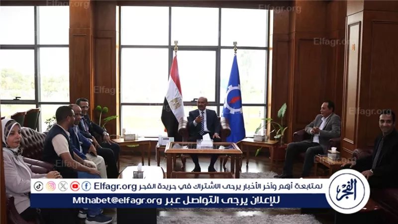 محافظ السويس يستقبل نقيب الصحفيين والسكرتير العام للنقابة ويتبادل معهما الدروع بمناسبة العيد القومي الـ53