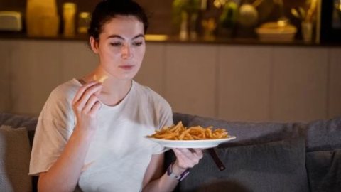 ماذا يحدث لسكر الدم عند تناول الطعام قبل النوم مباشرة؟