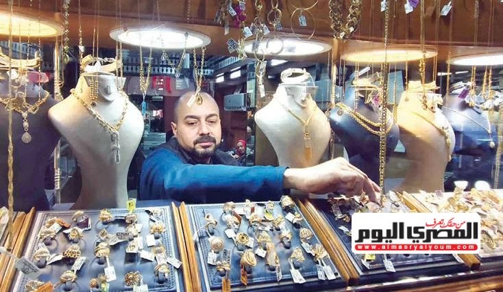 تأثير الدولار على الذهب.. «الأخضر» يرفع أسعار المعدن الأصفر رغم انخفاضه عالميًا