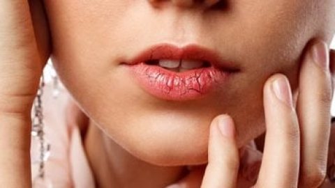 7 عادات بسيطة للوقاية من تشقق الشفاه في الطقس البارد