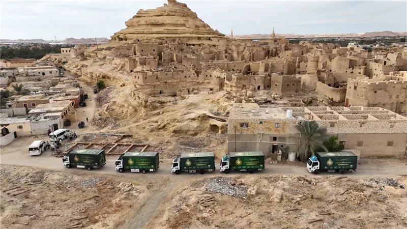 بيت الزكاة والصدقات ينتهي من توزيع كراتين مواد غذائية بواحتي سيوة والجارة