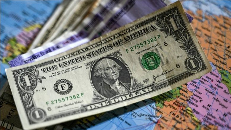 الدولار الأمريكي يتمسك بالمكاسب.. إلى متى يستمر صعود الأخضر بسلة العملات ؟