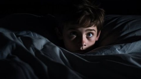 الكوابيس عند الأطفال.. كيف تتعامل إذا استيقظ ابنك من النوم باكيا؟