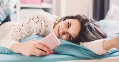 بتنام جنب موبايلك؟ 5 مخاطر صحية احذرها أثناء النوم