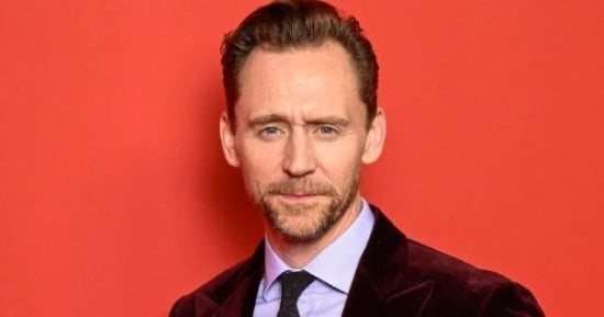 توم هيدلستون: الأبوة أهم دور فى حياتى.. وأطفالى غيروا نظرتى للعالم