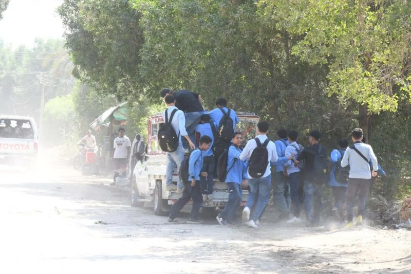 محافظ الفيوم يوجه بسحب رخصة سيارة أجرة لتحميلها طلابًا أعلاها وعلى سلمها الخلفي (صور)