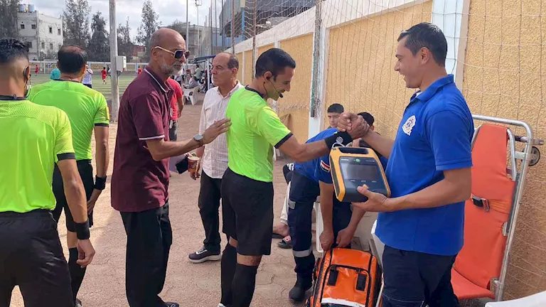 بالصور- حكام يفحصون أجهزة الإسعاف قبل مباراة بدوري القسم الرابع في كفر الشيخ