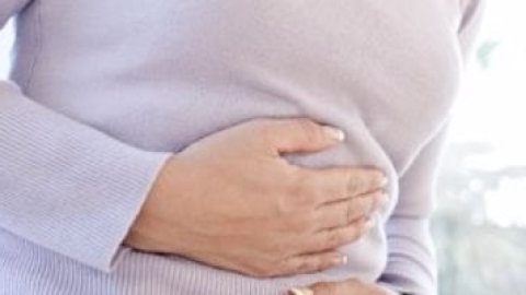 بتعانى من الانتفاخ؟.. الطريقة الصحيحة لمضغ الطعام وأفضل وقت لتناول الوجبات