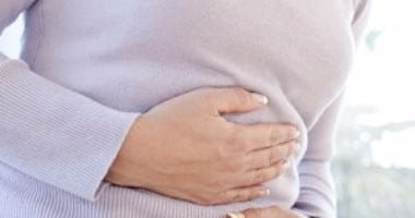 بتعانى من الانتفاخ؟.. الطريقة الصحيحة لمضغ الطعام وأفضل وقت لتناول الوجبات