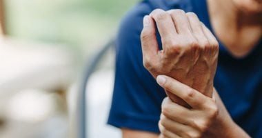 دراعك منمل بعد النوم؟.. متى يكون طبيعيًا ومتى يكشف عن مشكلة خطيرة؟