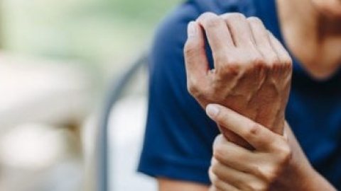 دراعك منمل بعد النوم؟.. متى يكون طبيعيًا ومتى يكشف عن مشكلة خطيرة؟