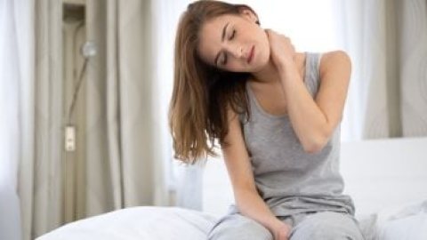 5 تمارين بسيطة لتخفيف آلام الرقبة وتقويتها.. تعرف عليها