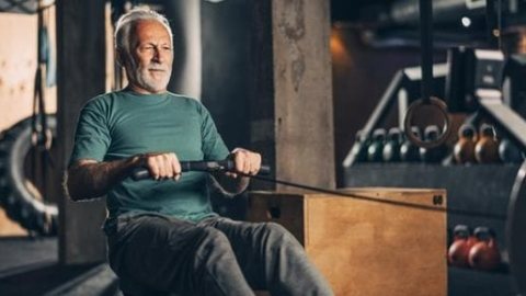 لو عمرك فوق 40.. أنواع تمارين لمدة 10 دقائق يوميا تغنيك عن ساعات الجيم