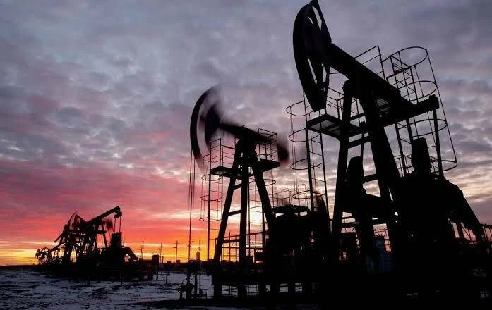 أسعار النفط العالمية تتراجع مع ترقب إمدادات الديزل الروسية.. كم تسجل اليوم الثلاثاء؟