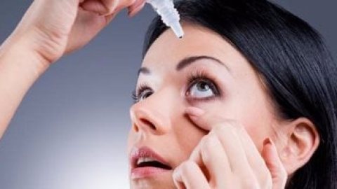 مخاطر الإفراط فى استخدام قطرات العين وكيف تحافظ عليها من التلوث