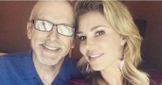 وفاة والد براندى جلانفيل نجمة Real Housewives عن عمر 77 عاما