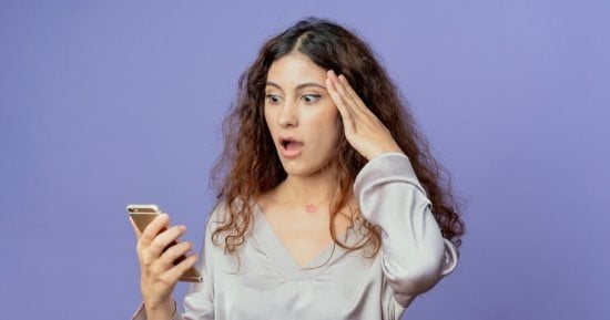 سقط الماء على هاتفك؟.. أخطاء شائعة قد تدمره وخطوات سريعة لإنقاذه