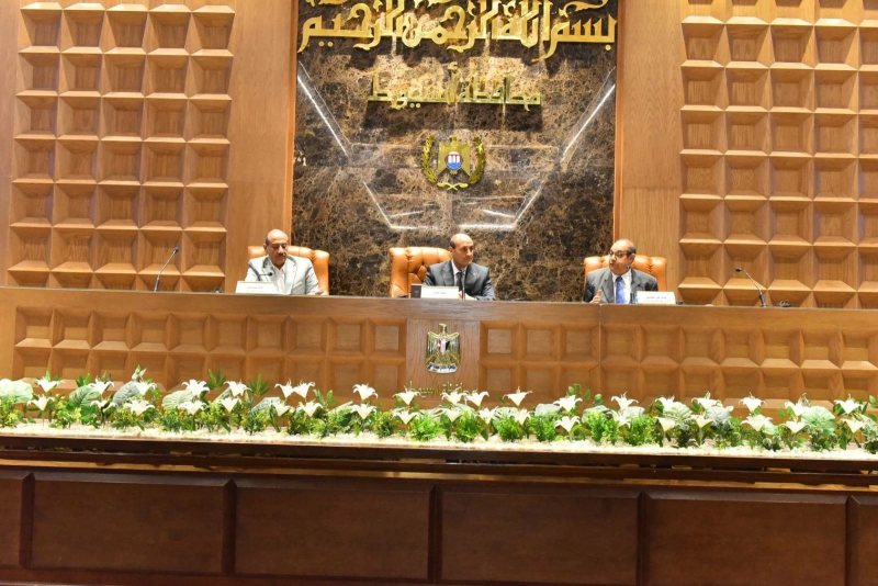 خطة شاملة للتنمية العمرانية.. محافظ أسيوط يناقش آليات تحديث المخطط الاستراتيجي للمدينة