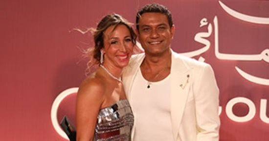 آسر ياسين يقبل زوجته علي ريد كاربت افتتاح مهرجان الجونة السينمائي