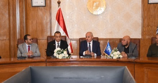 رئيس جامعة قناة السويس يلتقي 10 طلاب قبل سفرهم إلى الصين في منحة دراسية