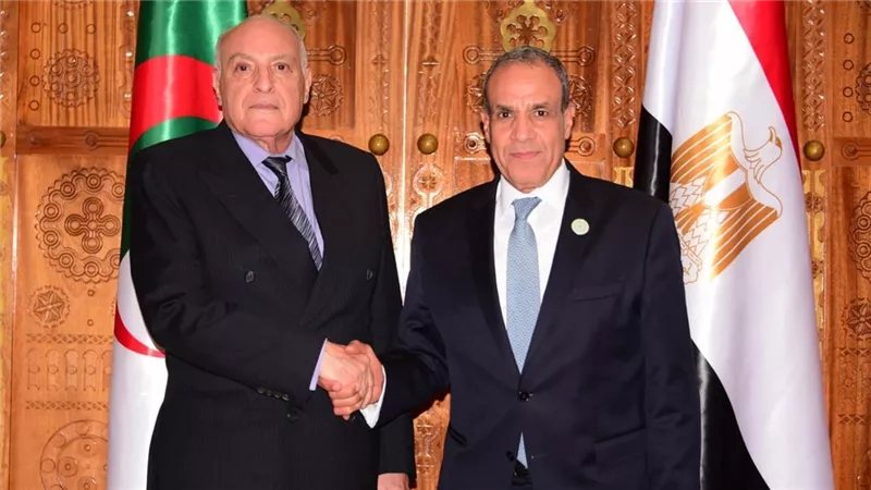 وزير الخارجية يبحث مع نظيره الجزائري دفع التعاون الثنائي والتنسيق إزاء القضايا الإقليمية