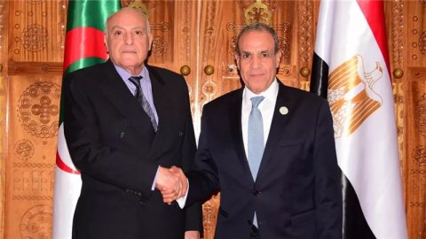وزير الخارجية يبحث مع نظيره الجزائري دفع التعاون الثنائي والتنسيق إزاء القضايا الإقليمية