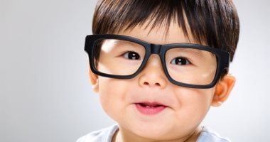 أطفال أكتر بيلبسوا نظارات.. هل الشاشات السبب؟.. 7 علامات تحذر الأمهات