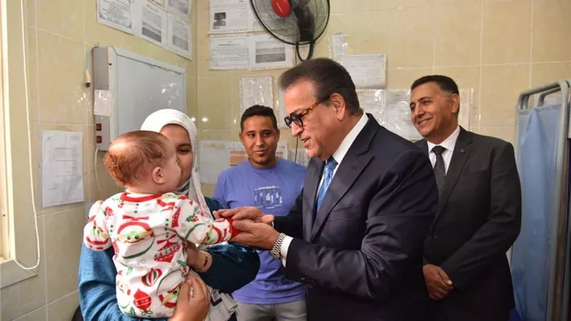 وزير الصحة ومحافظ القليوبية يطلقان الحملة القومية للتطعيم ضد الحصبة والحصبة الألمانية من داخل مدرسة بالعبور