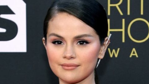 سيلينا جوميز تكشف ضررا غير متوقع للتدخين الإلكترونى.. كيف يؤثر على صوتك