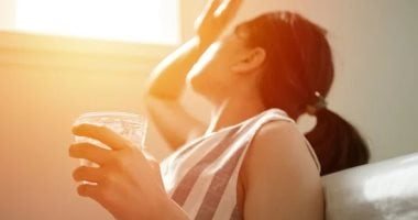 الجفاف لا يحدث في الصيف فقط.. نصائح للعناية بالأطفال وكبار السن