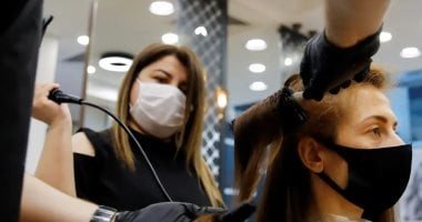 مصففو الشعر أكثر عرضة للحساسية لهذا السبب