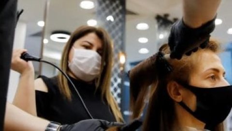 مصففو الشعر أكثر عرضة للحساسية لهذا السبب