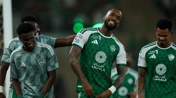 القنوات الناقلة لمباراة الأهلي ضد الفتح في الدوري السعودي.. والمعلق والموعد