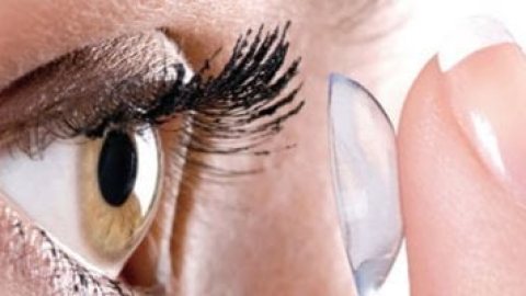 قبل ارتداء العدسات اللاصقة.. 8 نصائح ضرورية لحماية عينيك