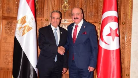 وزير الخارجية يلتقي وزير خارجية تونس علي هامش الاجتماع الوزاري لآلية دول الجوار الثلاثية حول ليبيا