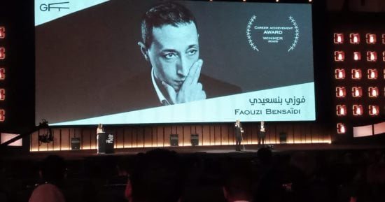 فوزي بنسعيدي يتسلم جائزة الإنجاز بمهرجان الجونة ويقدم قصيدة لمحمود درويش