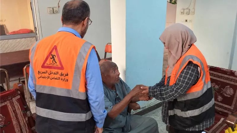 التضامن الاجتماعي: التدخل السريع بأسوان ينقذ مسنًا بإدفو ويوفر له الإقامة بدار رعاية بعد رفض أسرته استلامه