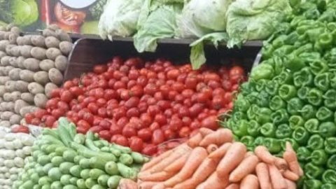 20 جنيها للبصل و15 للطماطم.. تعرف على أسعار الخضراوات بأسواق سوهاج اليوم