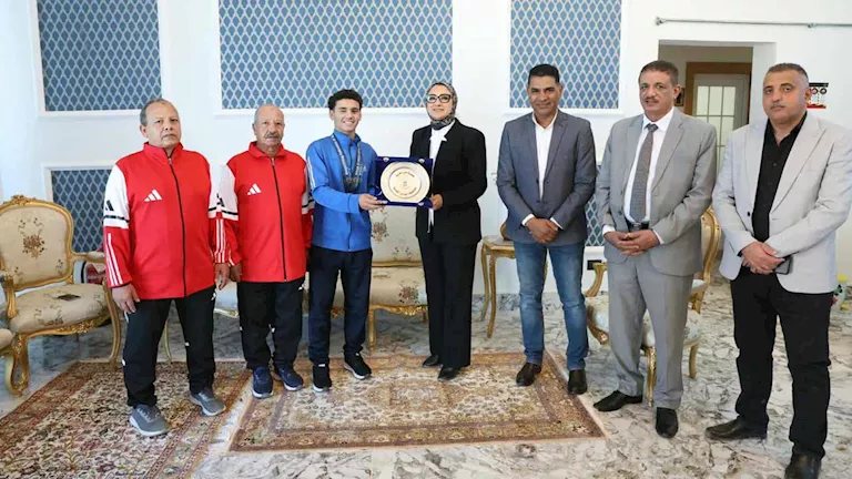 محافظ الوادي الجديد تكرم بطلًا حصد 3 فضيات في البطولة الأفريقية لرفع الأثقال