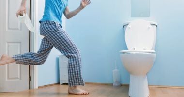 حبس البول باستمرار.. 4 مخاطر محتملة على صحة المثانة والكلى