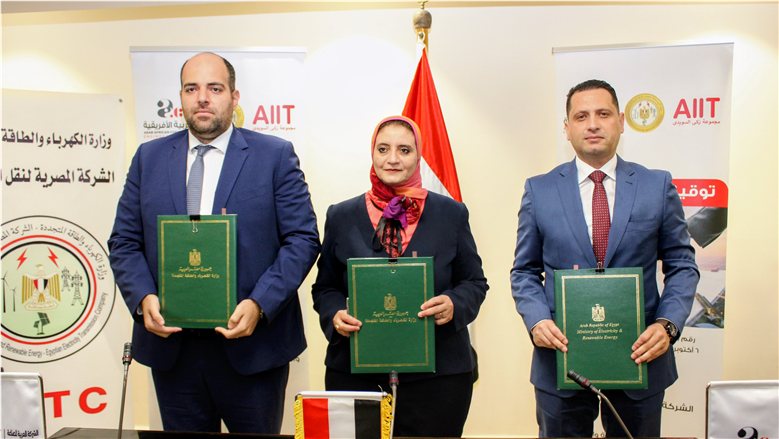 المصرية لنقل الكهرباء توقع عقدين لإنشاء خطوط هوائية بجهد 500 كيلوفولت